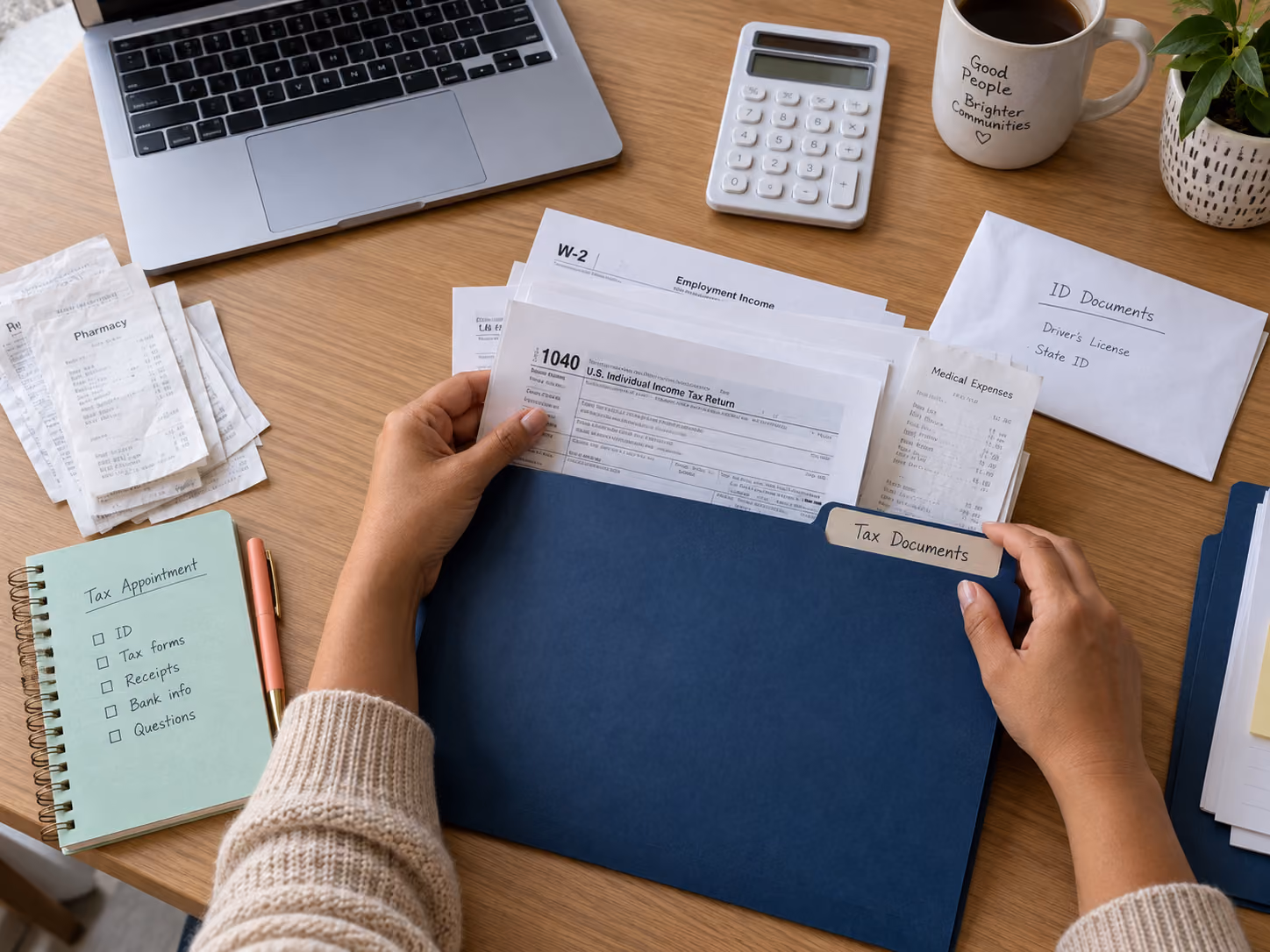 Persona organizando documentos para una cita de preparación de impuestos